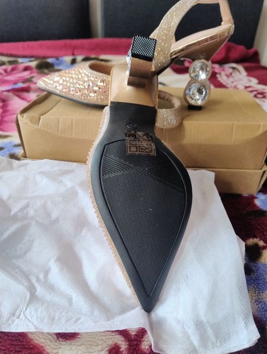 Buty piękne błyszczące 37