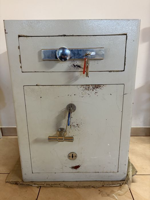 Sejf biurowy z  wrzutnią, solidny.