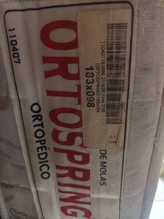 Cama dsolteiro restaurada em madeira   castanho com estrado e colchão