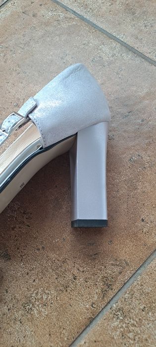 Buty na słupku, szpilki