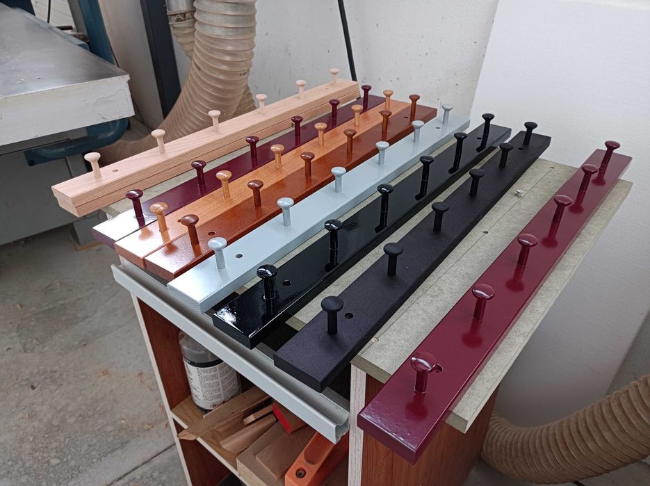 Cabides de parede em madeira