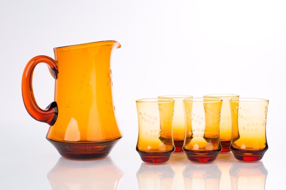 Dzbanek plus szklanki z ręcznie formowanego szkła PRL