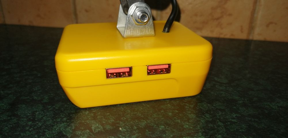 Lampa LED na baterie DEWALT i SZYBKIM ładowaniem na 2 usb