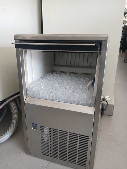 Maquina de gelo em cubo  Usada Produção 22 kg em 24 horas 220v Dimensoes 360x480x600 380 euros