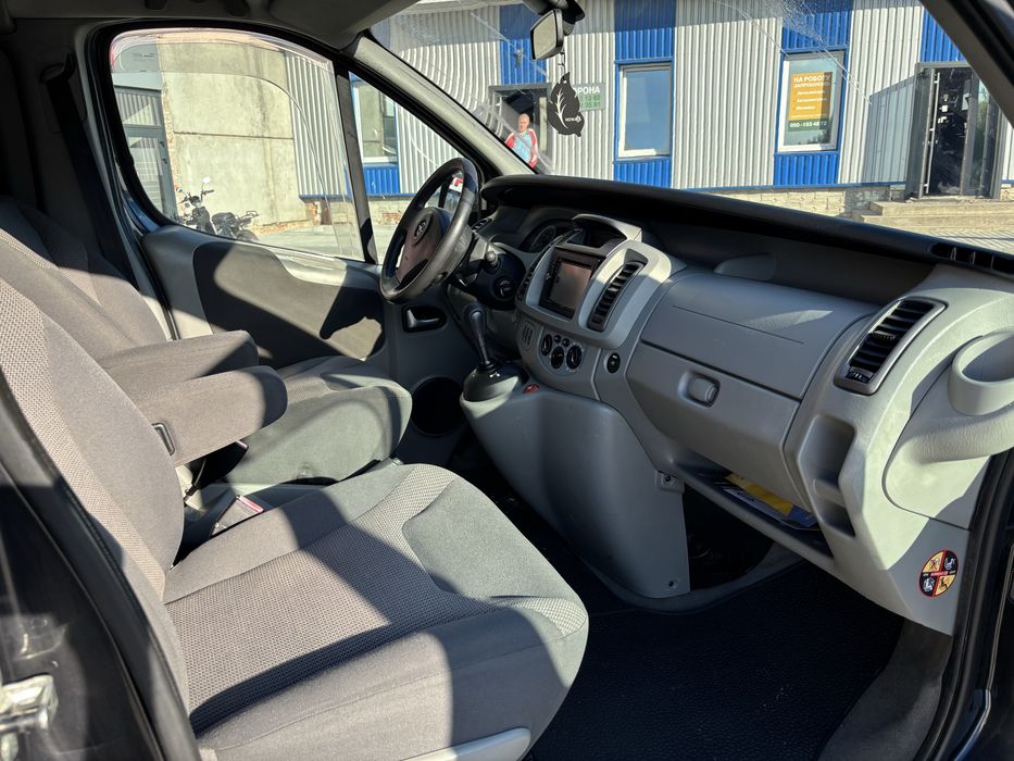 Opel Vivaro 2,5D пасажир автомат