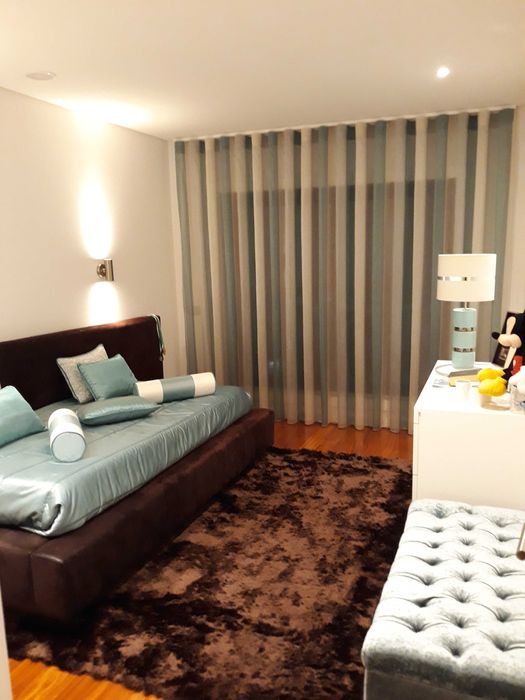 Cama de solteiro e cortinado