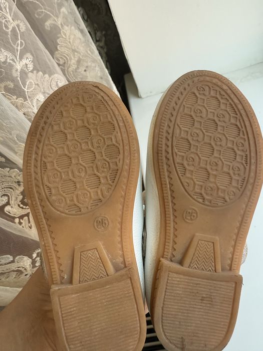 Туфлі молочного кольору для дівчинки