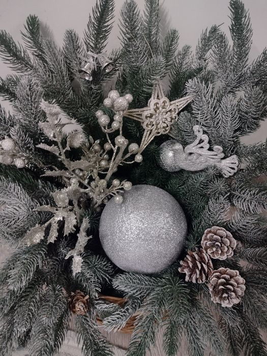 Новорічна композиція в плетеному кошику