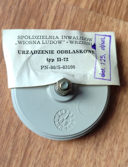 Oryginalny, czerwony odblask z okresu PRL.