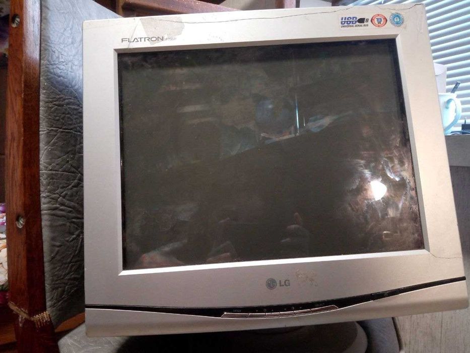 Монитор LG Flatron F700P