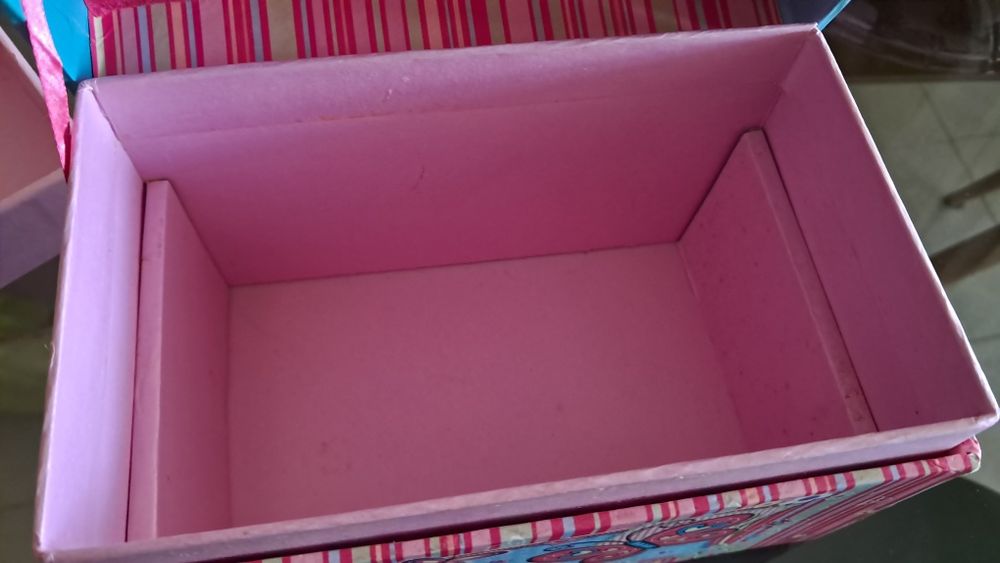 Caixinha guarda jóias em cartão