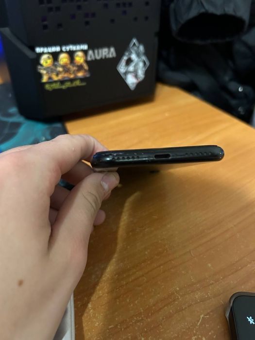 Телефон iphone  SE 2020