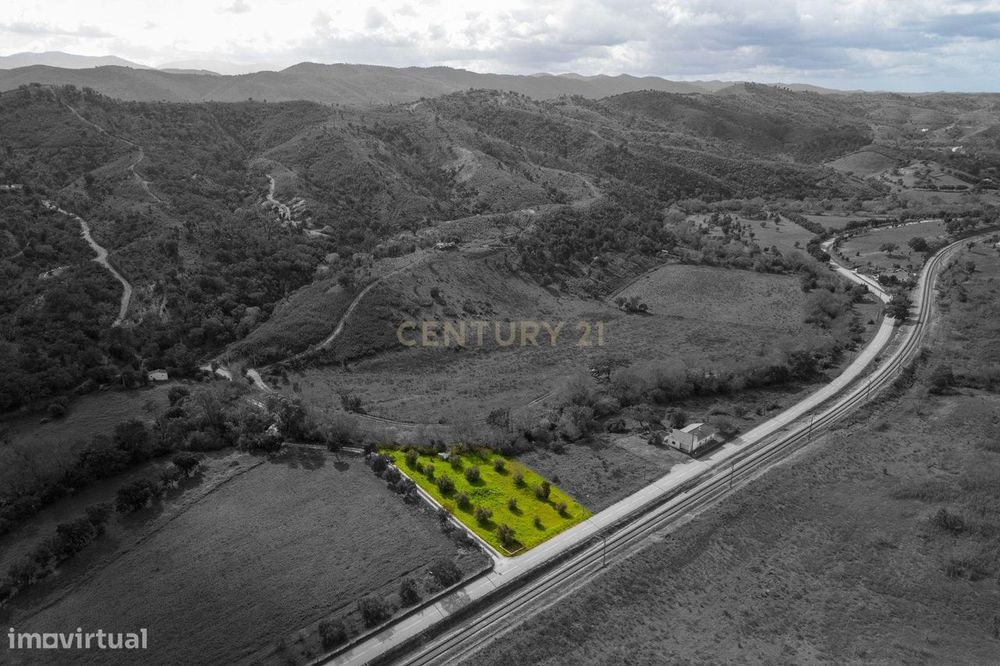 Terreno rústico em São Marcos da Serra, com uma área total de2480 m²