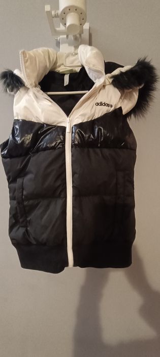 Kamizelka Adidas XS dla dziewczynki z kapturem 10-13 lat