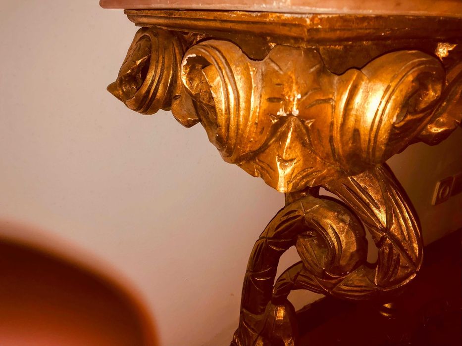 Aparador em talha dourada com pedra mármore em rosa