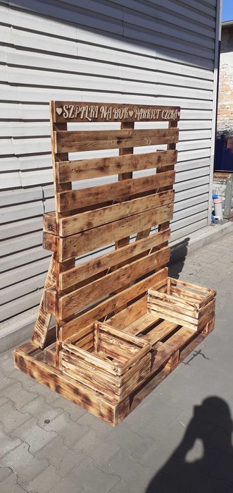 Drewniana dekoracja weselna "Szpilki na bok, parkiet czeka" – opalane drewno, rustykalny styl