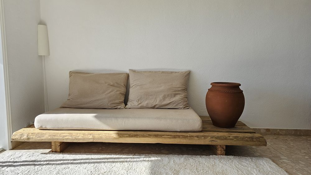 Sofá rústico feito com sulipas