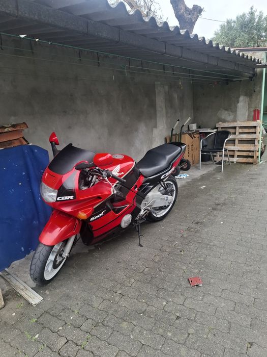 CBR 600 rr 1992 F2  anda bem...