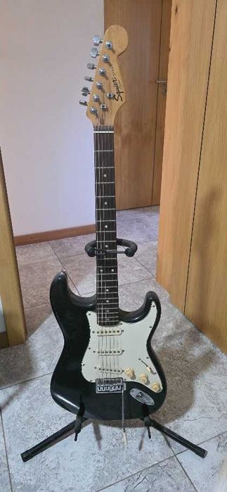 Squier Strat (guitarra elétrica de iniciação)
