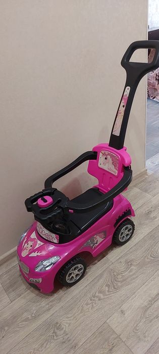 Машинка толокар с родительской ручкой