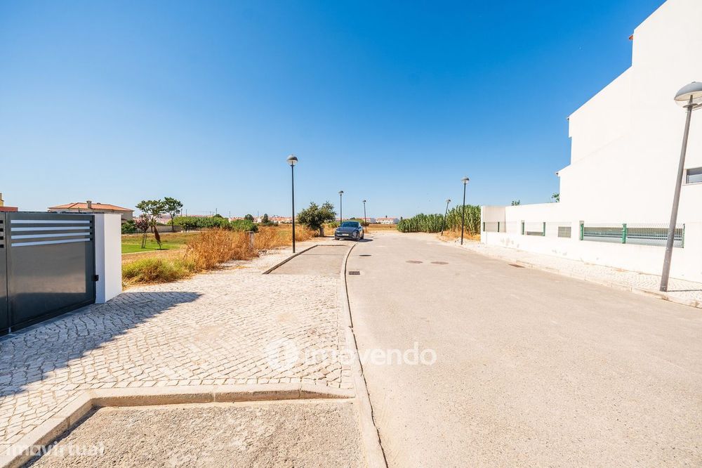 Moradia T3+1 moderna, com garagem e áreas amplas, em Alcochete