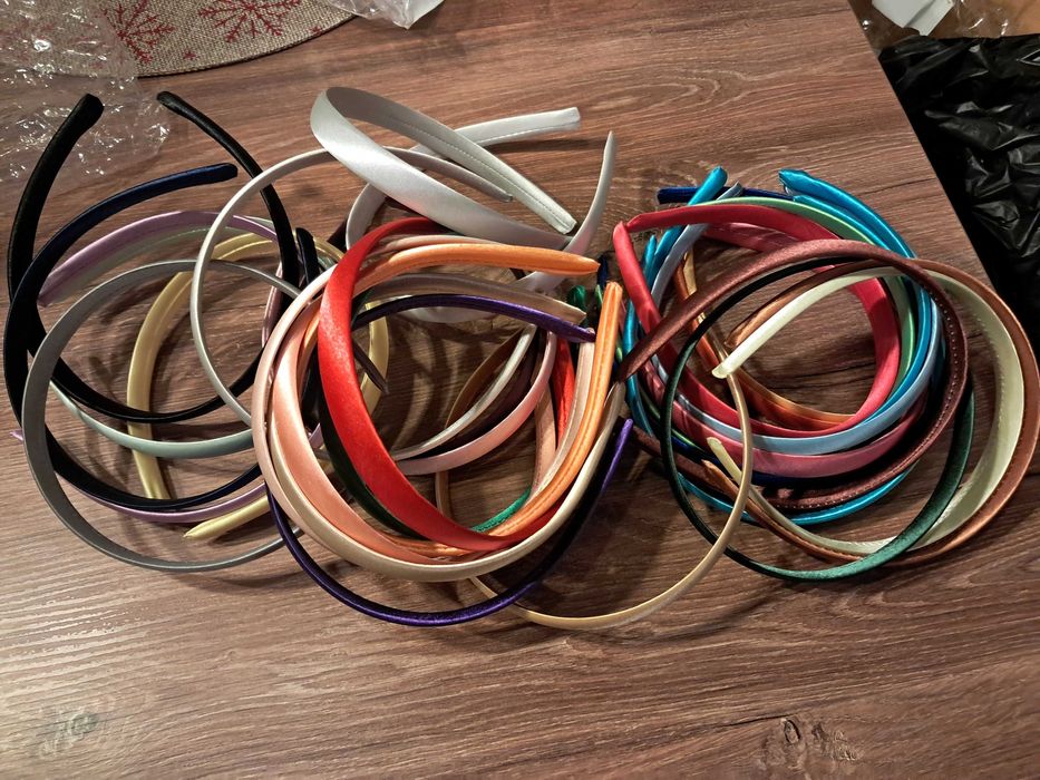 31 szt. nowych satynowych opasek na głowę