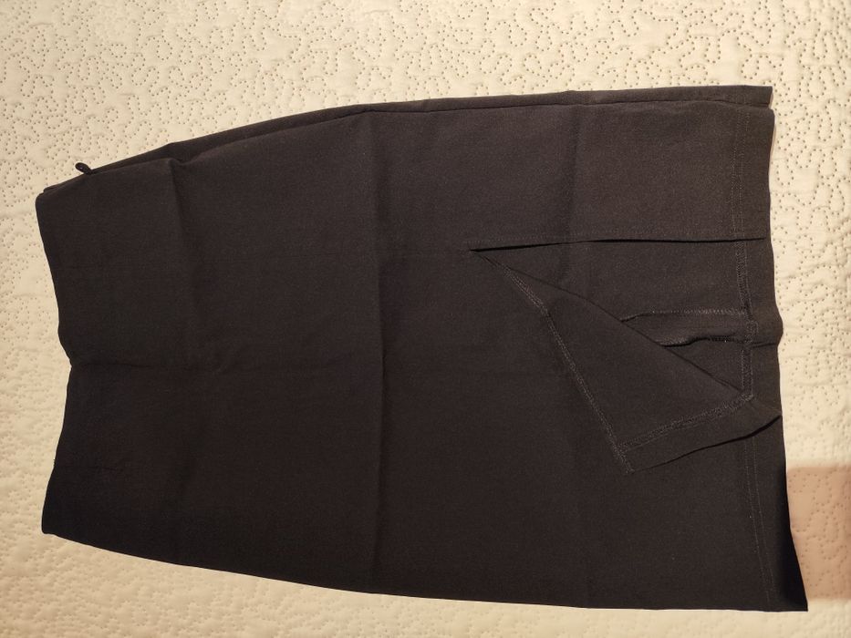 Saia preta cintada e com raicha