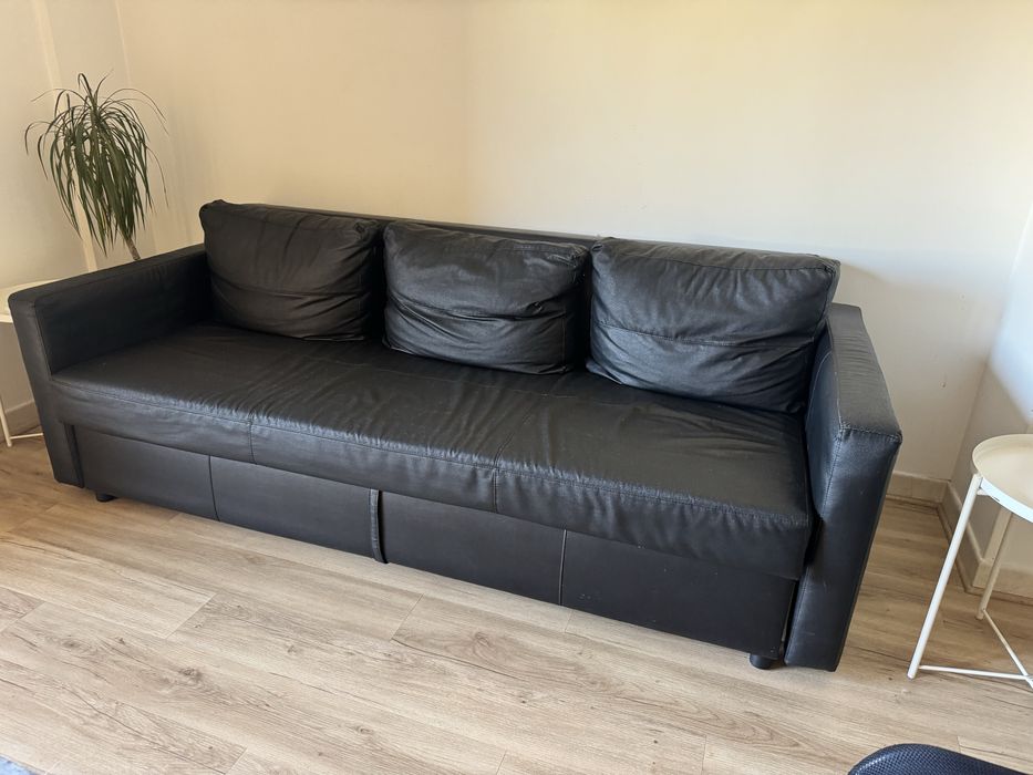 Sofá-cama preto, de pele