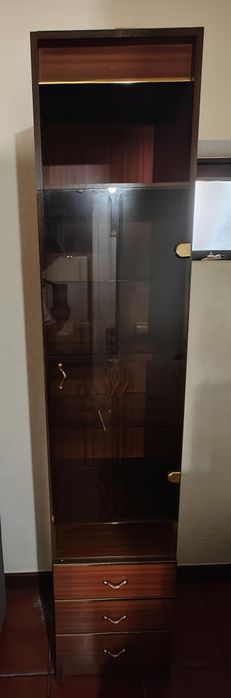 Vitrine em madeira com porta de vidro fumado e 3 gavetas