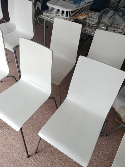 12 cadeiras brancas IKEA