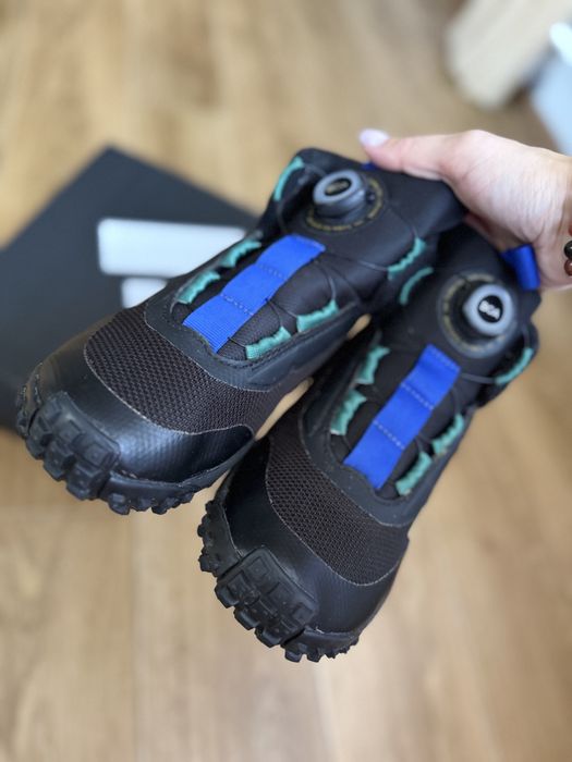 Продам зимние ботинки Adidas