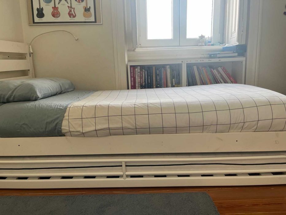 Cama dupla gavetão ikea com colchões e roupa de cama