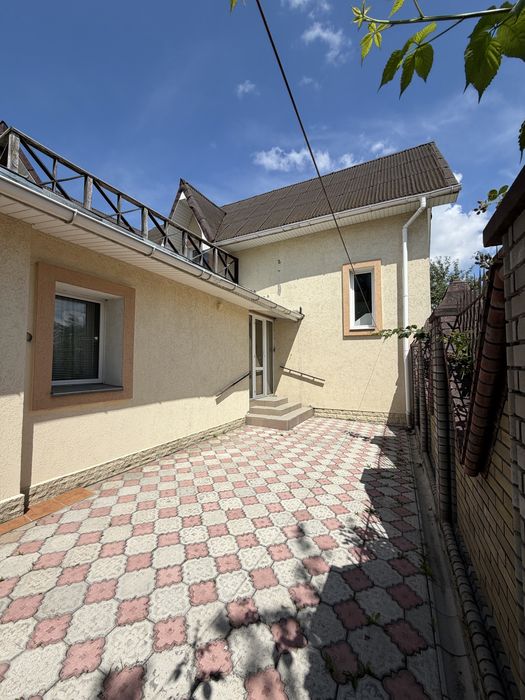 Продам частину будинку на вул. Руська,5