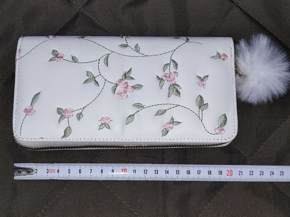 Клатч белый кошелек с цветочной вышивкой.