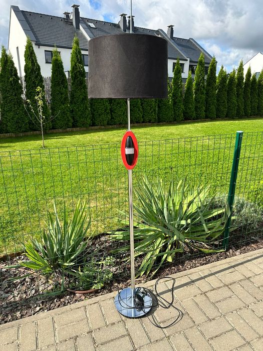 Lampa stojaca z ozdobną