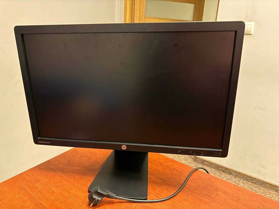 Sprzedam 4 monitory biurowe - sprawne, dobry stan.