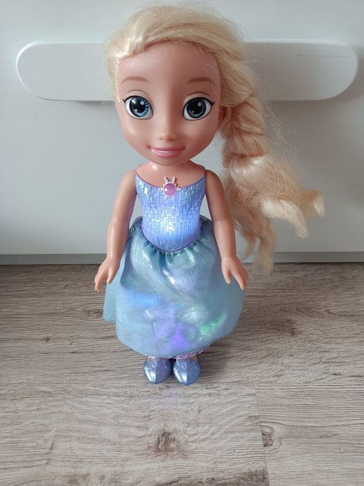 Lalka z bajki . Śpiewająca świecąca