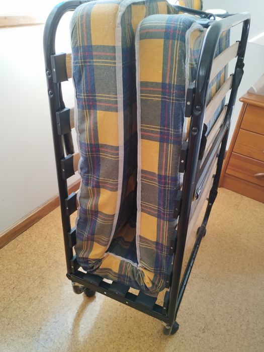 Cama dobrável tipo divã