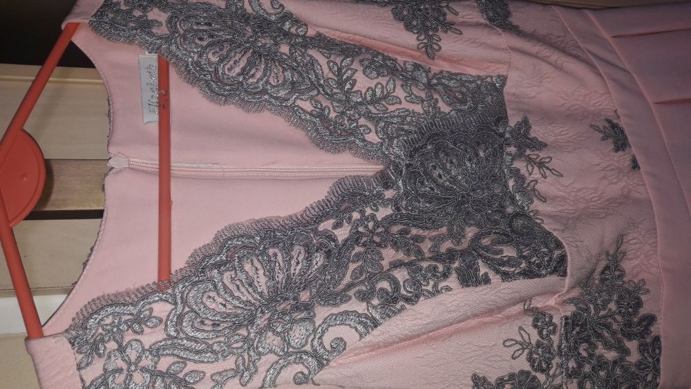 Sukienka pudrowy róż z szarą koronką