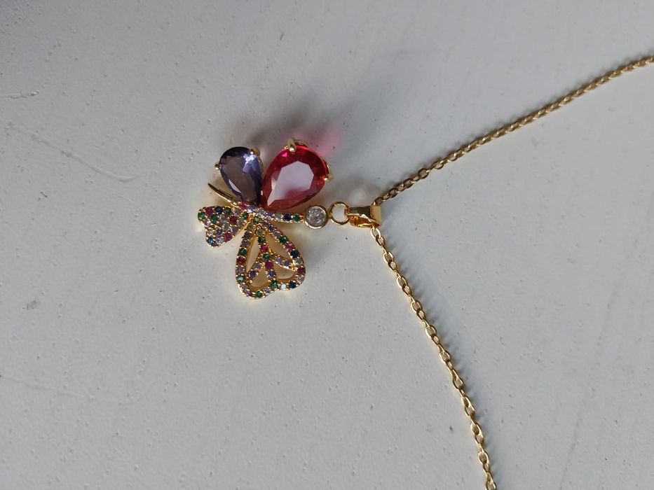 Fio/colar dourado com pendente borboleta