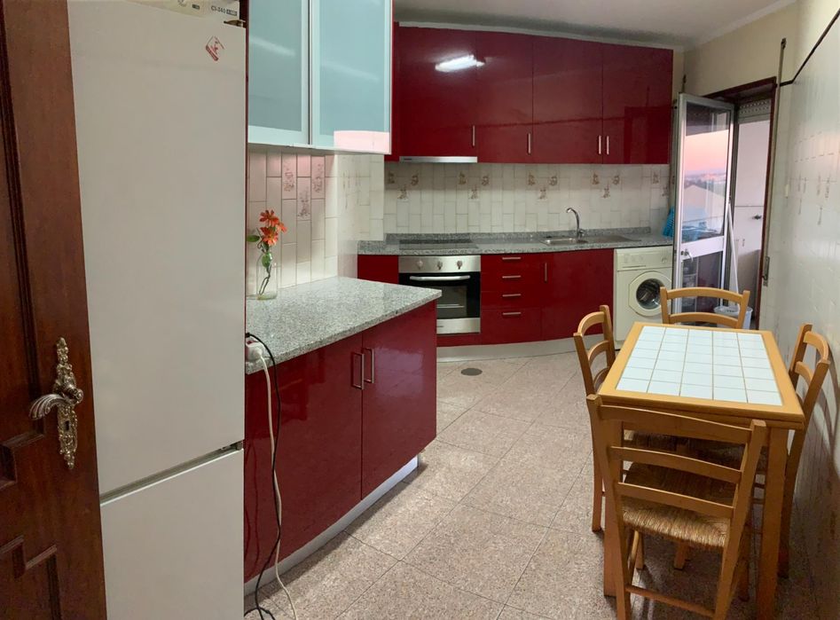 Aluga se apartamento T3 / quartos