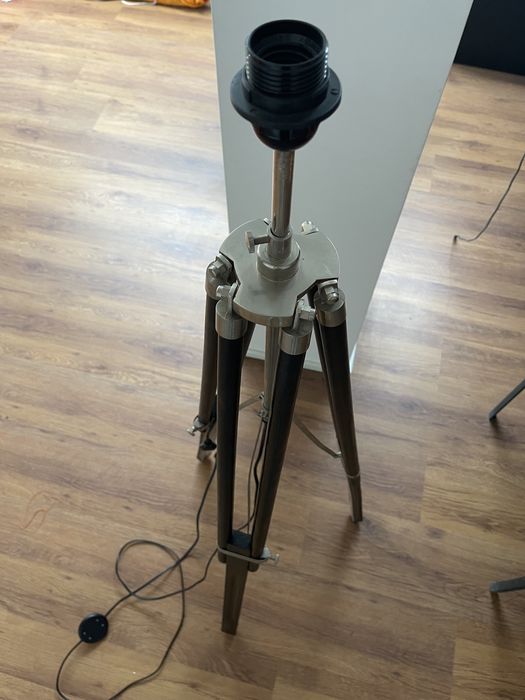 Candeeiro de pé alto