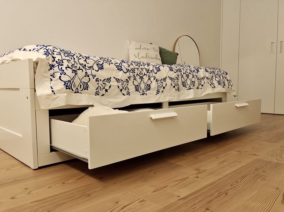Cama individual e de casal com gavetas