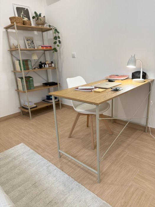 Mesa, estante e cadeira de escritorio