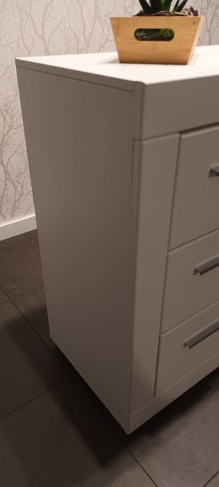 Komoda biała z szufladami