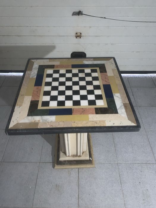 Mesa em pedra marmore c/xadrez