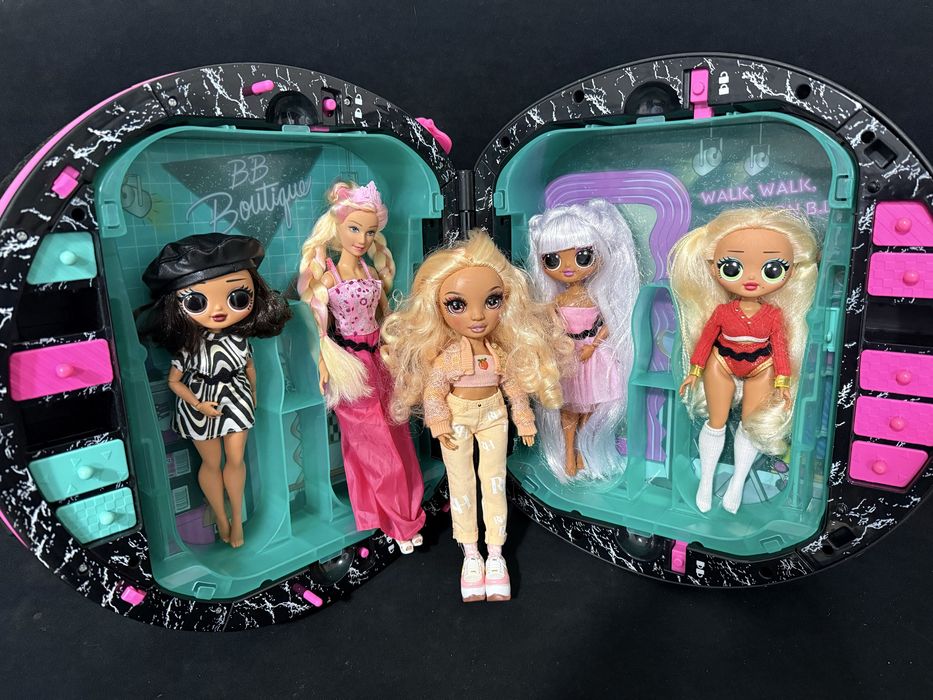 Оригінаньні ляльки Lol валіза гардероб для дяльок.
