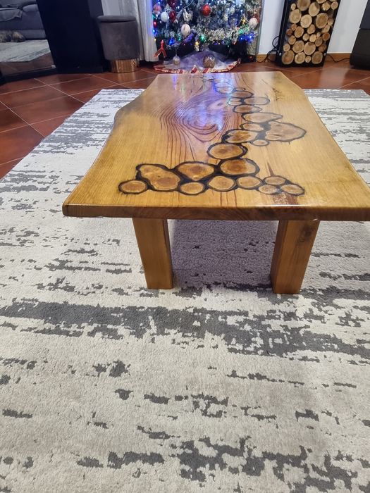 Mesa rústica com acabamentos epoxi.