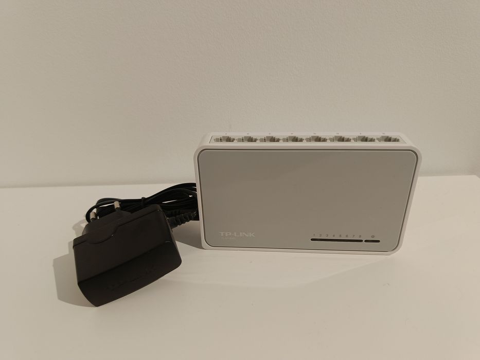 Zestaw Switch TP-Link TL-SF1008D - 3szt. + Router D-Link GO-RT-N150