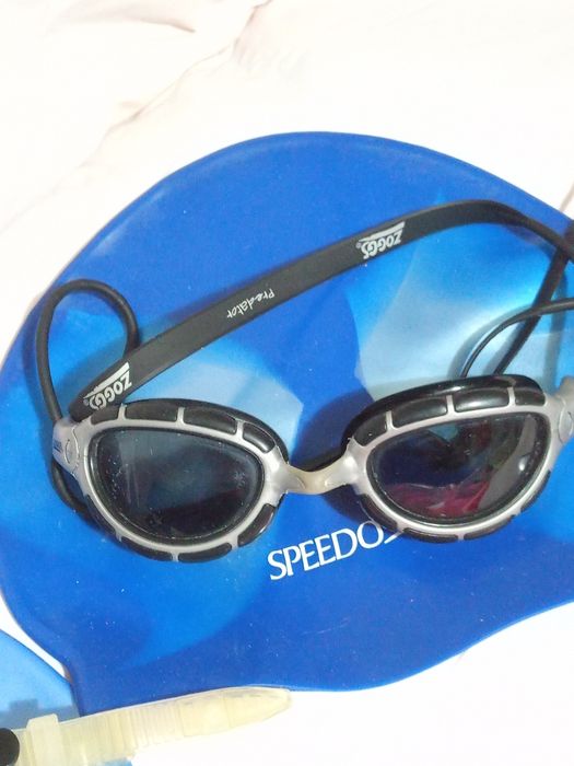 Шапочки та окуляри для плавання у басейн.